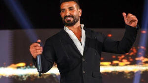 انفجار الوسائد الهوائية يتسبب في نقل المطرب أحمد سعد إلى المستشفى على طريق العين السخنة