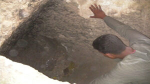 انتشال عامل انهارت عليه حفرة أثناء التنقيب عن الآثار في العياط