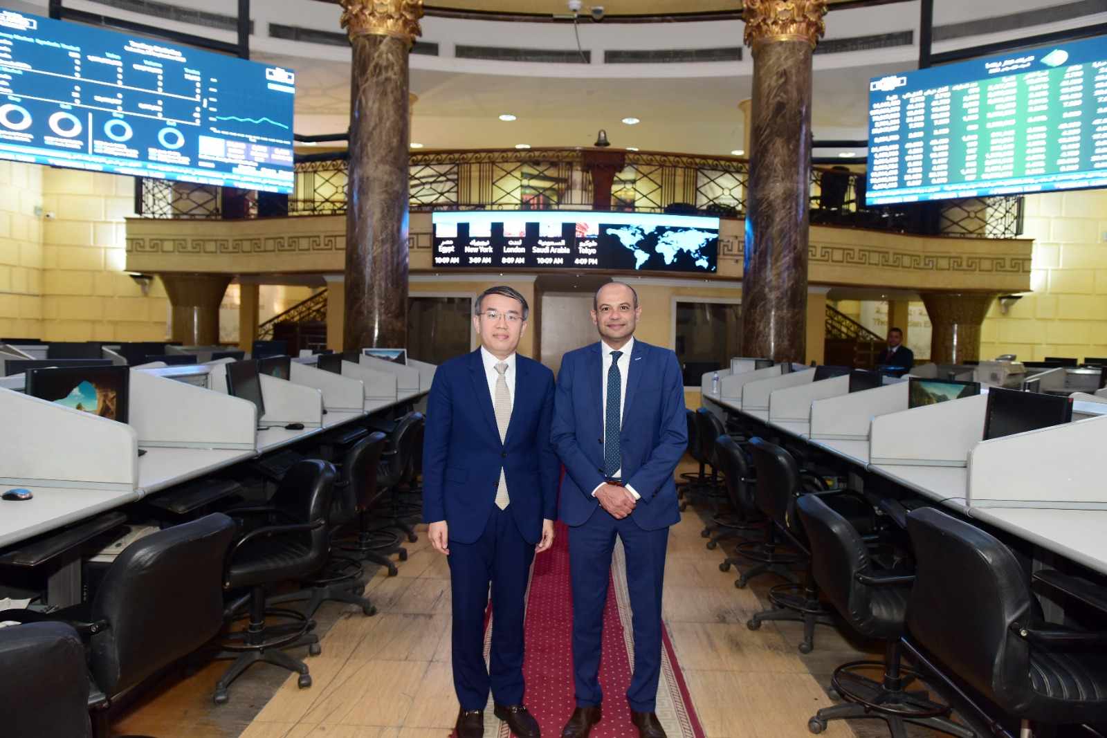 رئيس البورصة يلتقي وزير الخدمات المالية والخزانة بهونج كونج