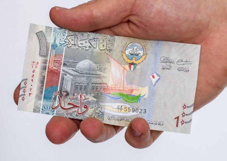 سعر الدينار الكويتى