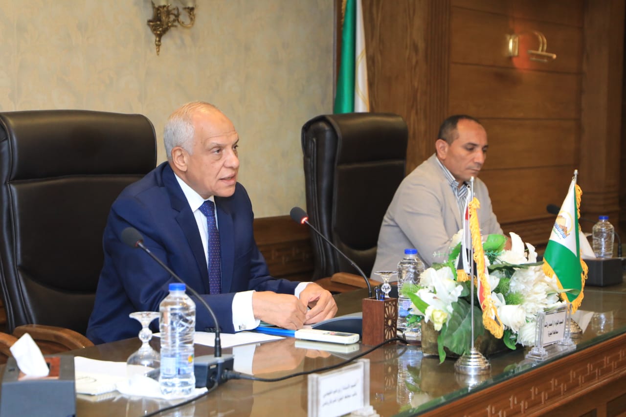 محافظ الجيزة يجتمع بمديري الادارات التعليمية لاستقبال العام الدراسي الجديد