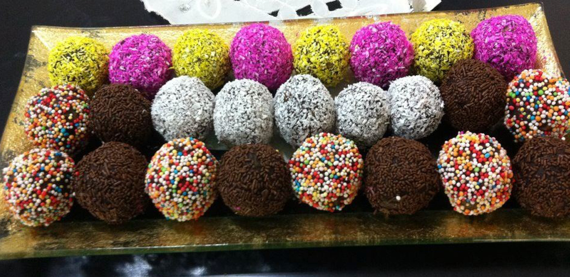 فرحي أطفالك بوصفة سهلة لعمل كرات الكاكاو بالحليب المحلى   