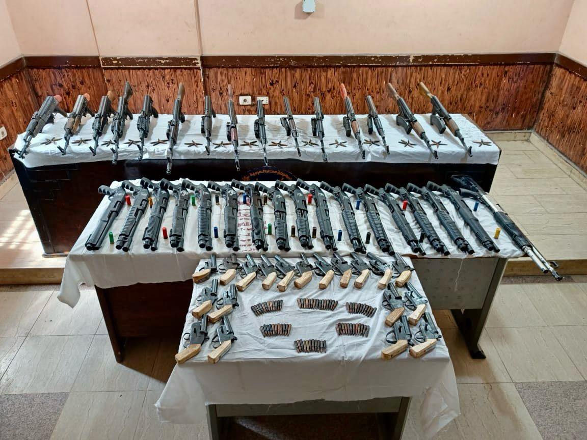 ضبط 9 قضايا مخدرات و33 قضية سلاح نارى فى أسوان ودمياط وأسيوط