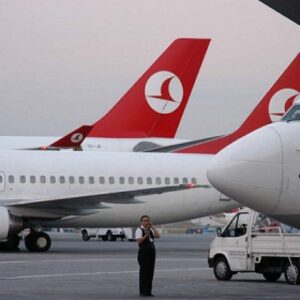 وصول الطائرة التركية الثانية المحملة بمعونات طبية وأغذية إلى مطار العريش