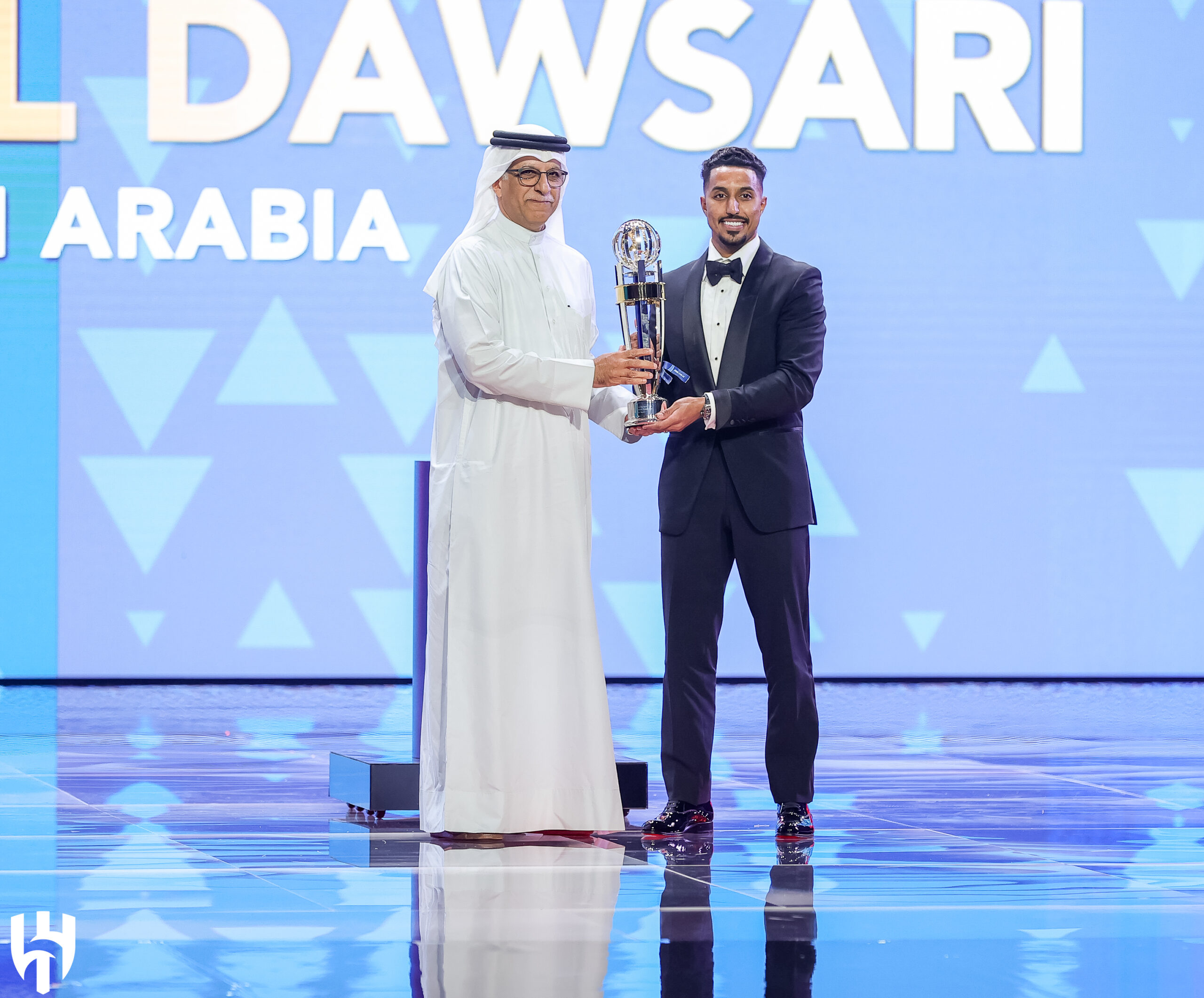 السعودي سالم الدوسري يتوج بجائزة الأفضل في آسيا