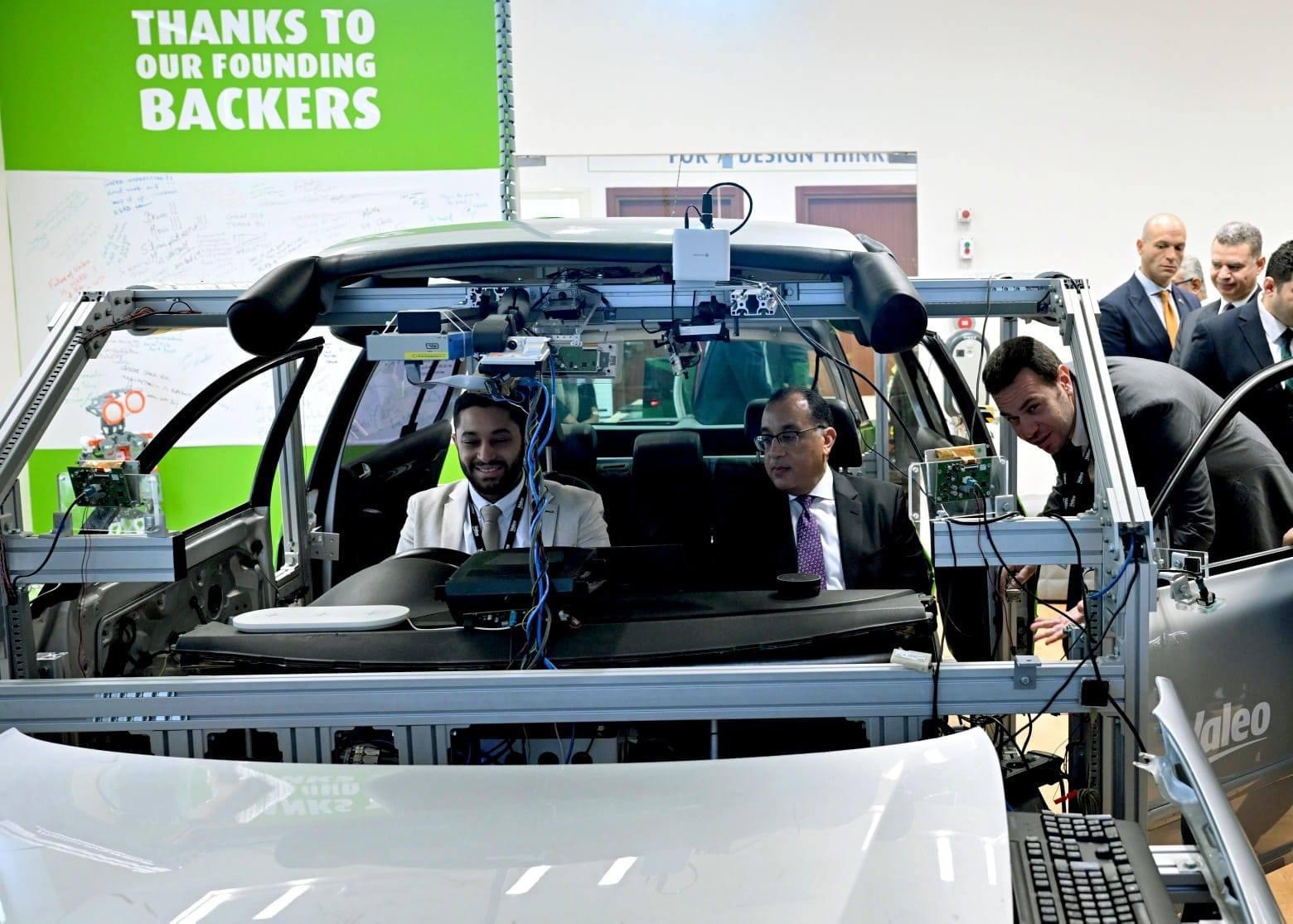 مدبولي يتفقد منظومة العمل بشركة “فاليو” العالمية المتخصصة في تطوير تكنولوجيا السيارات