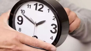 تقديم عقارب الساعة 60 دقيقة.. موعد تطبيق التوقيت الصيفي