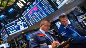 أسهم وول ستريت تغلق على تراجع رغم انخفاض العائد على السندات