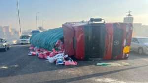 إنقلاب سيارة محملة بالفول علي طريق الدائري