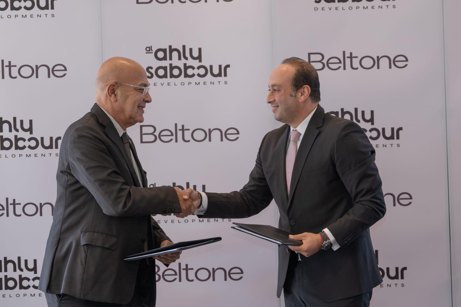 الأهلي-صبور توقع اتفاقية بيع وإعادة تأجير أصول عقارية بقيمة 1.2 مليار جنيه