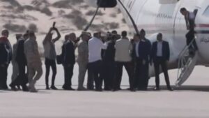 رئيس الوزراء يصل مطار العريش