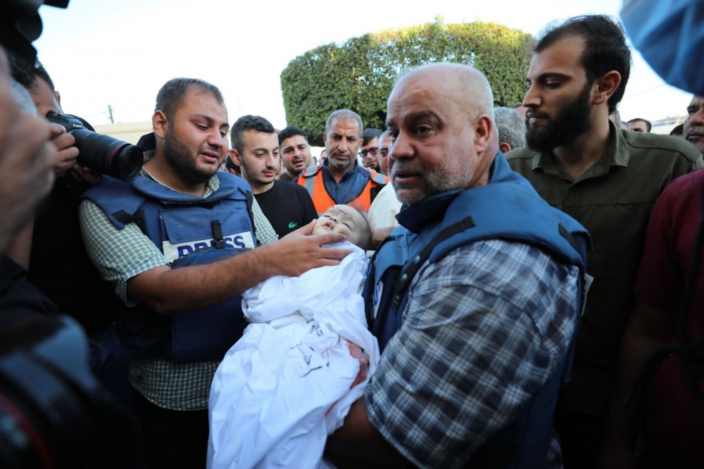 بعد استشهاد زوجته وأبنائه في قصف إسرائيلي.. أبرز المعلومات عن مراسل الجزيرة وائل الدحدوح