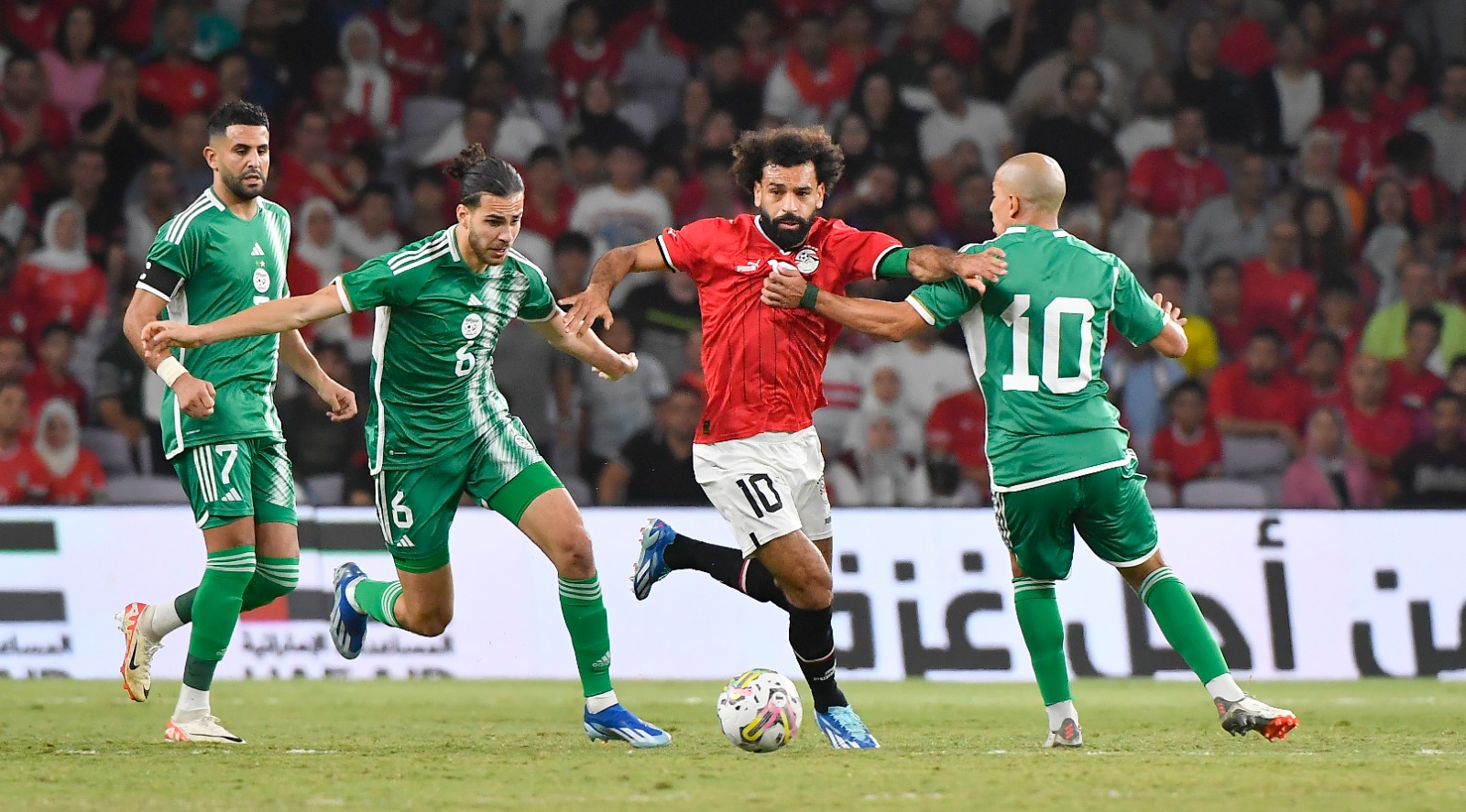 الجزائر تقتنص تعادلاً مثيراً امام مصر