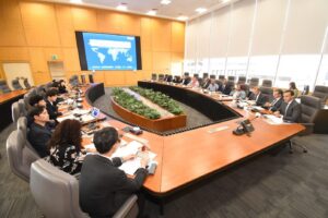 مساعد وزير الإسكان للشئون الفنية يعقد اجتماعاً موسعاً مع وفد كوري لبحث مقترح خطة تحويل بدر إلى مدينة ذكية