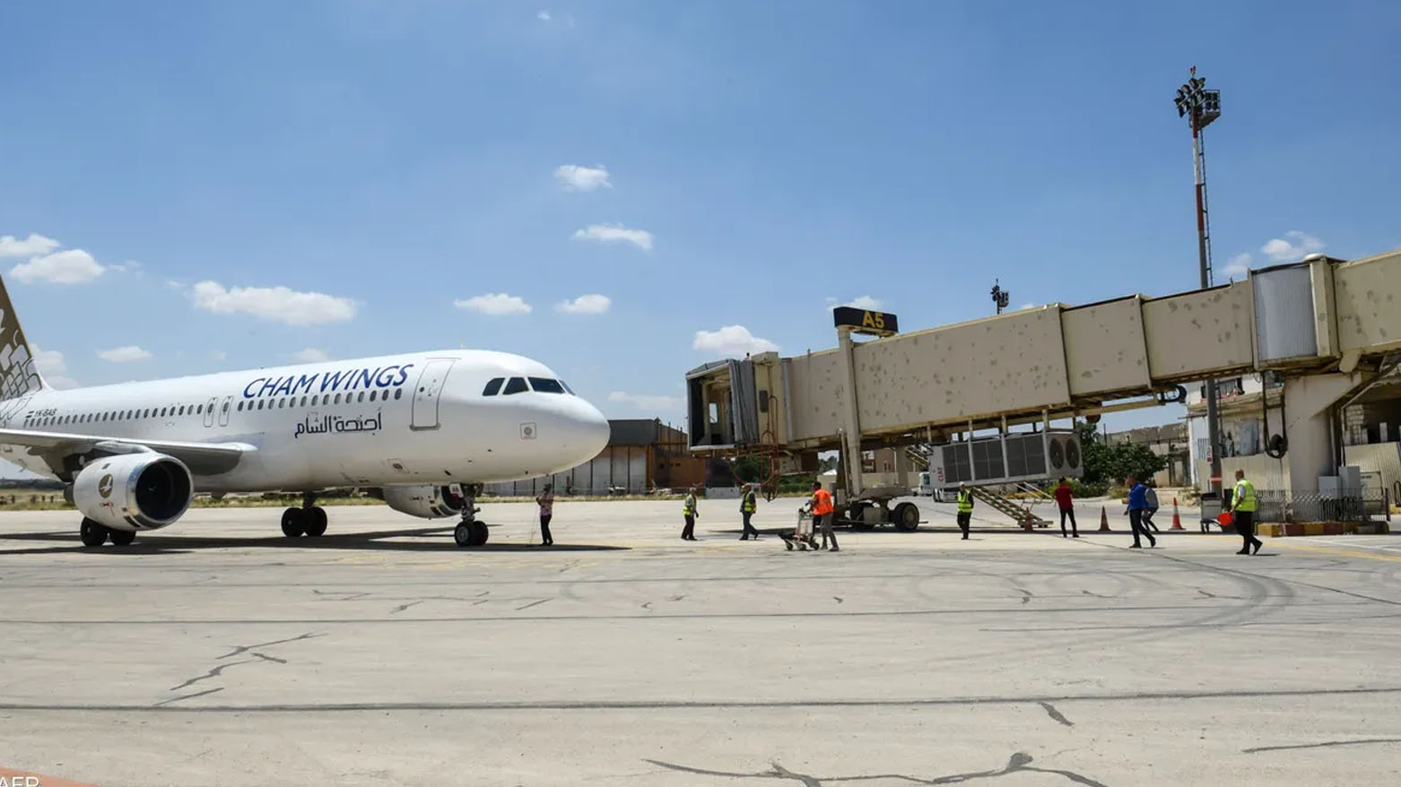 قصف إسرائيلي يخرج مطاري دمشق وحلب السوريين عن الخدمة