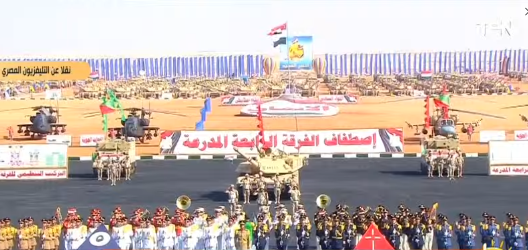 الرئيس السيسي يتفقد إجراءات تفتيش حرب الفرقة الرابعة المدرعة بالسويس