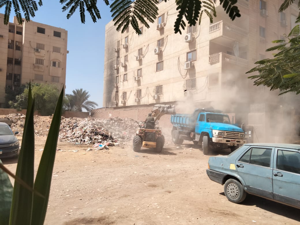 حملات الجيزة ترفع ٢١٢٥ طن تراكمات ومخلفات بحدائق الاهرام