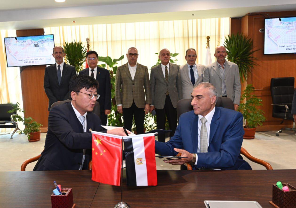 وزير الإسكان يشهد توقيع عقد تصميم وتنفيذ بحيرة العلمين “كريستال لاجون” بمنطقة الداون تاون