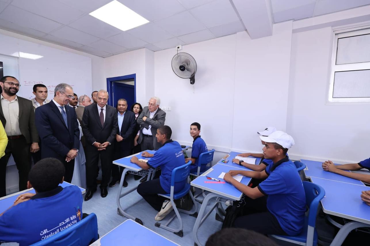 وزير الاتصالات يتفقد أعمال مد كابلات الألياف الضوئية وإطلاق خدمات الانترنت بقريتى طحانوب وكفر شبين