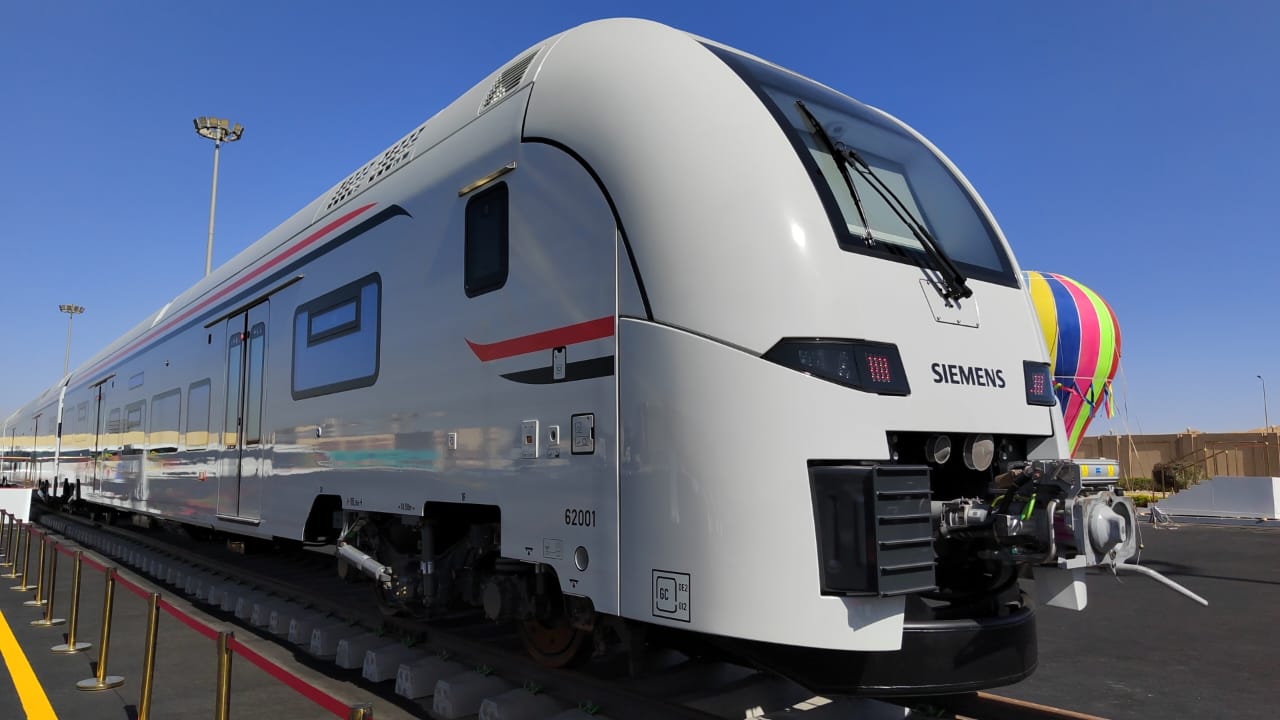 شاهد القطار الكهربائي السريع لأول مرة بمعرض النقل الذكى