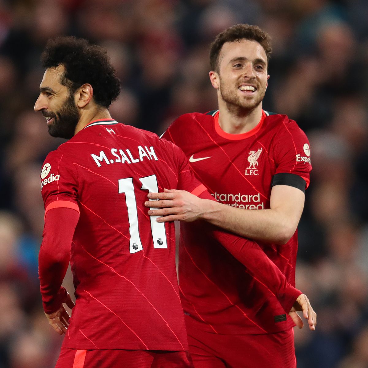 البرتغالي جوتا يهنئ قائد الفراعنة بانجازه في انجلترا