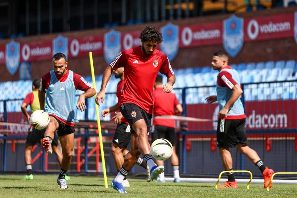 الأهلى يخوض مرانه قبل السفر إلى تنزانيا