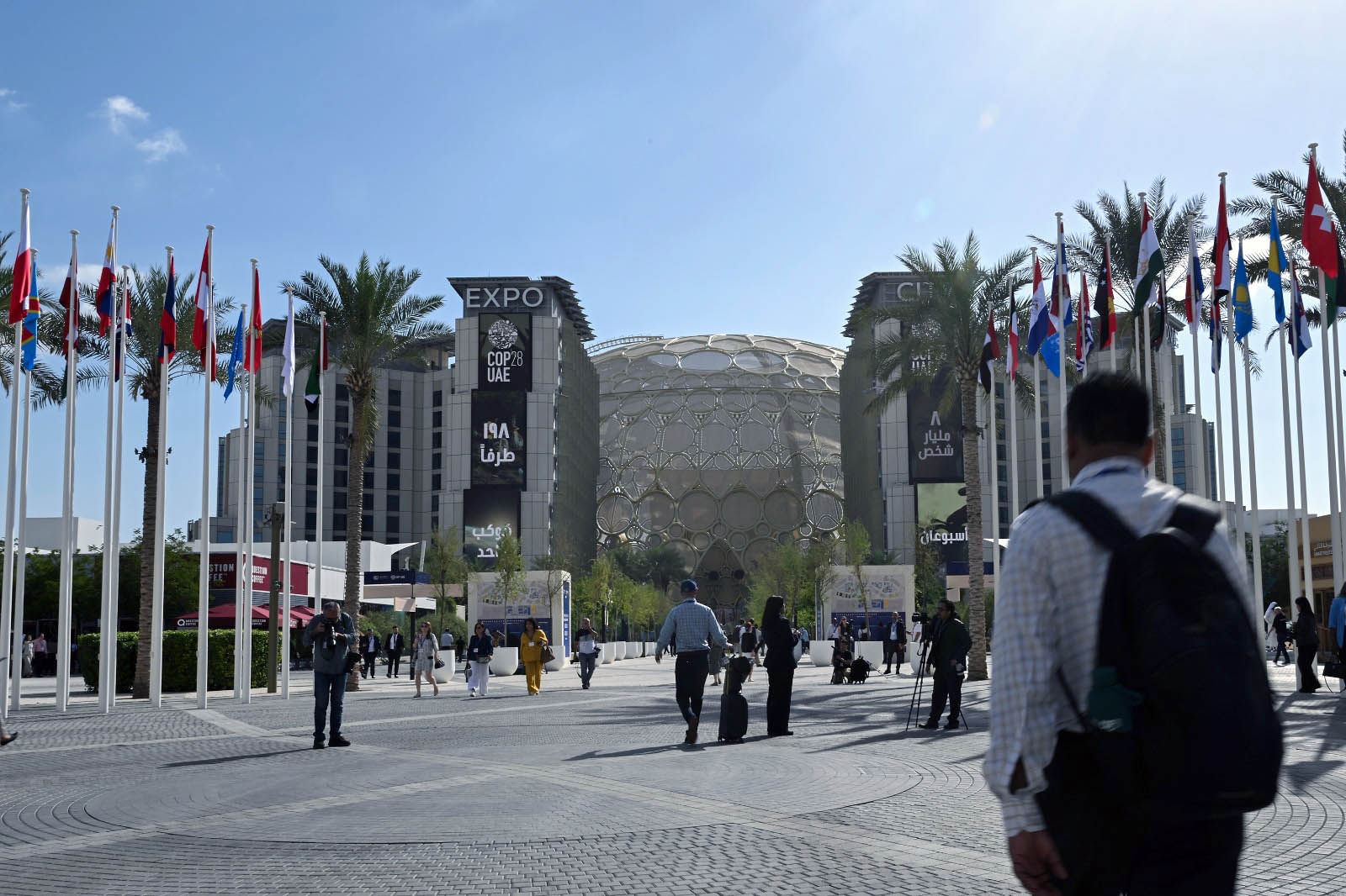 انطلاق قمة “كوب 28” بدبي.. ومصر تسلم الرئاسة إلى الإمارات