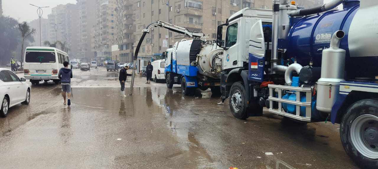 انتشار معدات وفرق الشفط بأحياء الجيزة للتعامل الفوري مع الأمطار