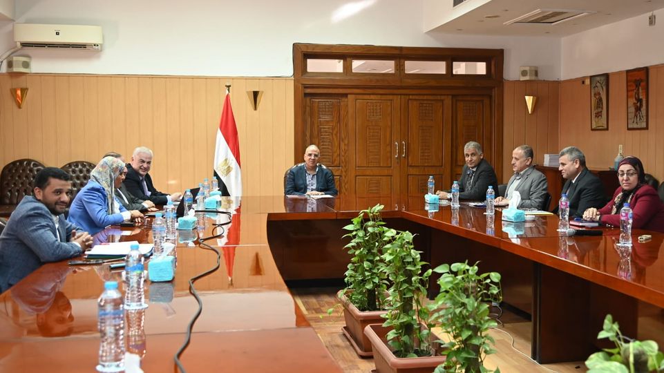 وزير الري يستعرض الدليل الإرشادي لإدارة أملاك الوزارة خلال اجتماعه اليوم