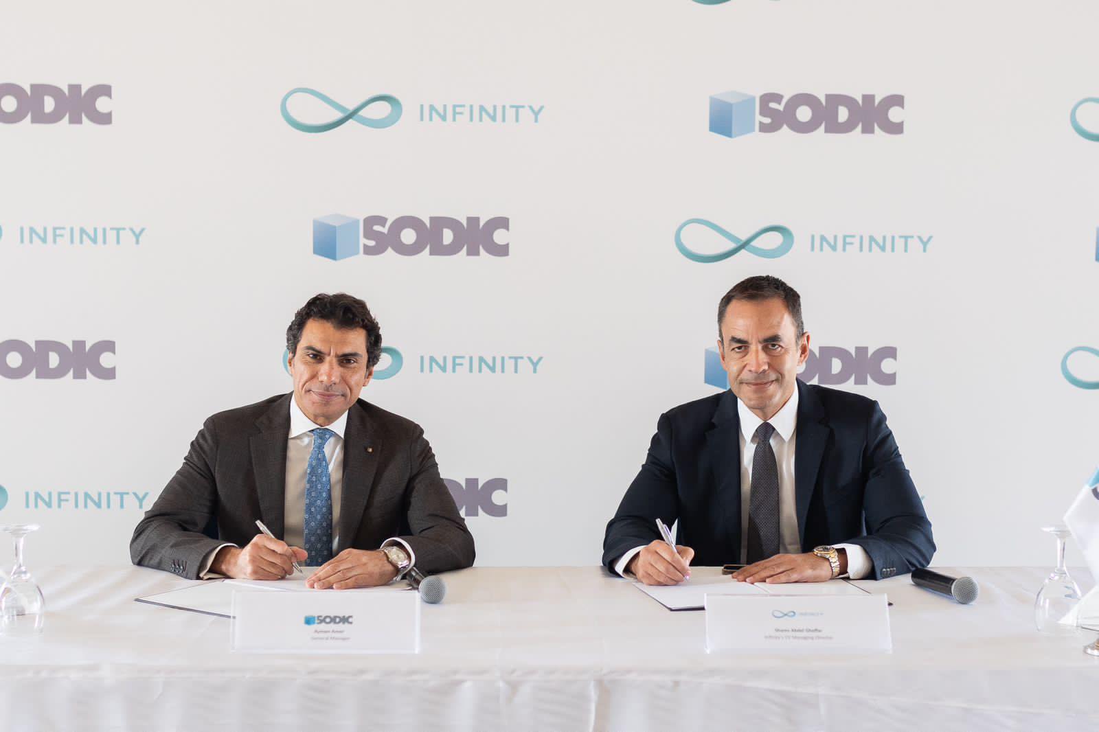 إنفنيتي وسوديك يوقعان اتفاقية تعاون لإقامة محطات شحن السيارات الكهربائية بمشروعاتها