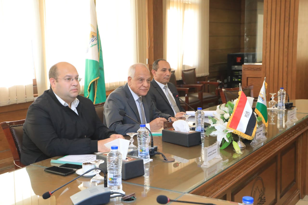 محافظ الجيزة يجتمع مع عدد من نواب البرلمان لمناقشة الخدمات المقدمة للمواطنين