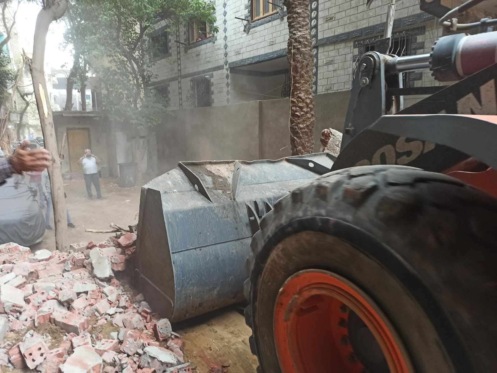 بعد فحص شكاوي المواطنين.. إعادة فتح شارع تخطيطى بحى العمرانية فى الجيزة