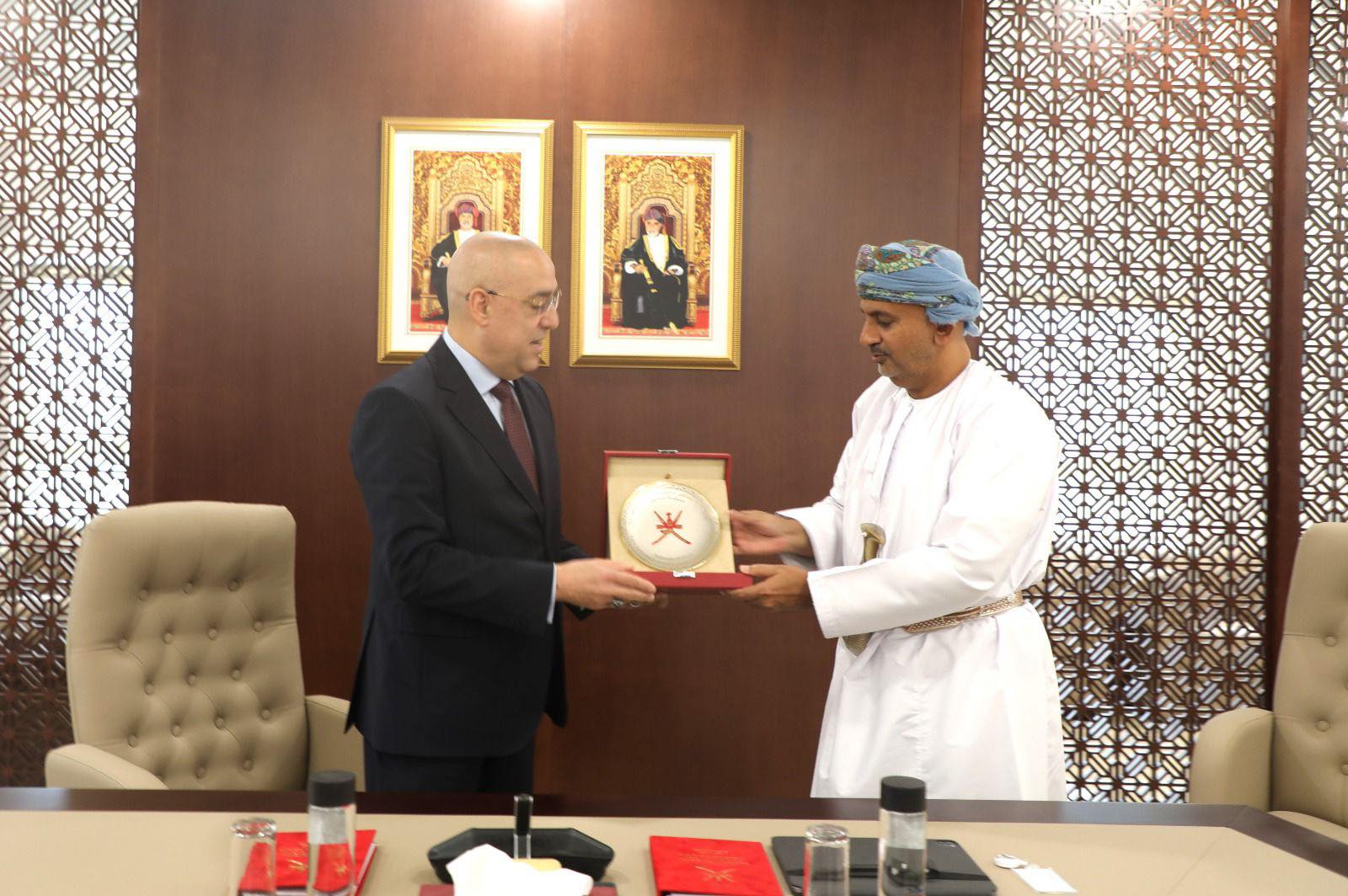 وزير الإسكان يلتقى رئيس الهيئة العامة للمناطق الاقتصادية والمناطق الحرة العماني لبحث سبل التعاون المشترك