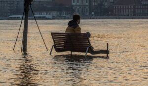 مياه نهر الدانوب تغمر شوارع العاصمة المجرية بودابست