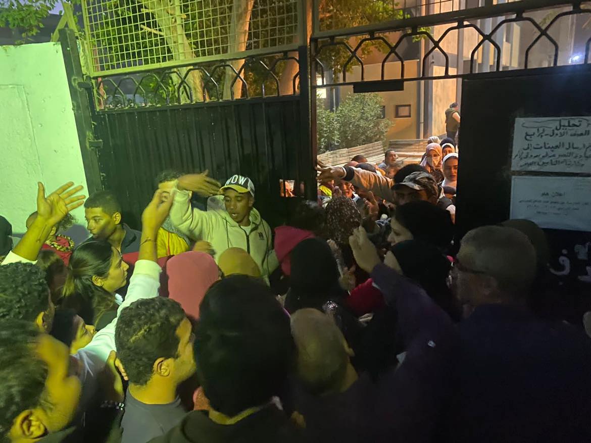 إقبال شديد من المواطنين أمام مدرسة رستم للإدلاء بأصواتهم في حلوان