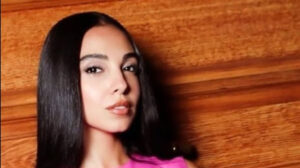 سلمى أبو ضيف تثير الجدل بإطلالة جريئة