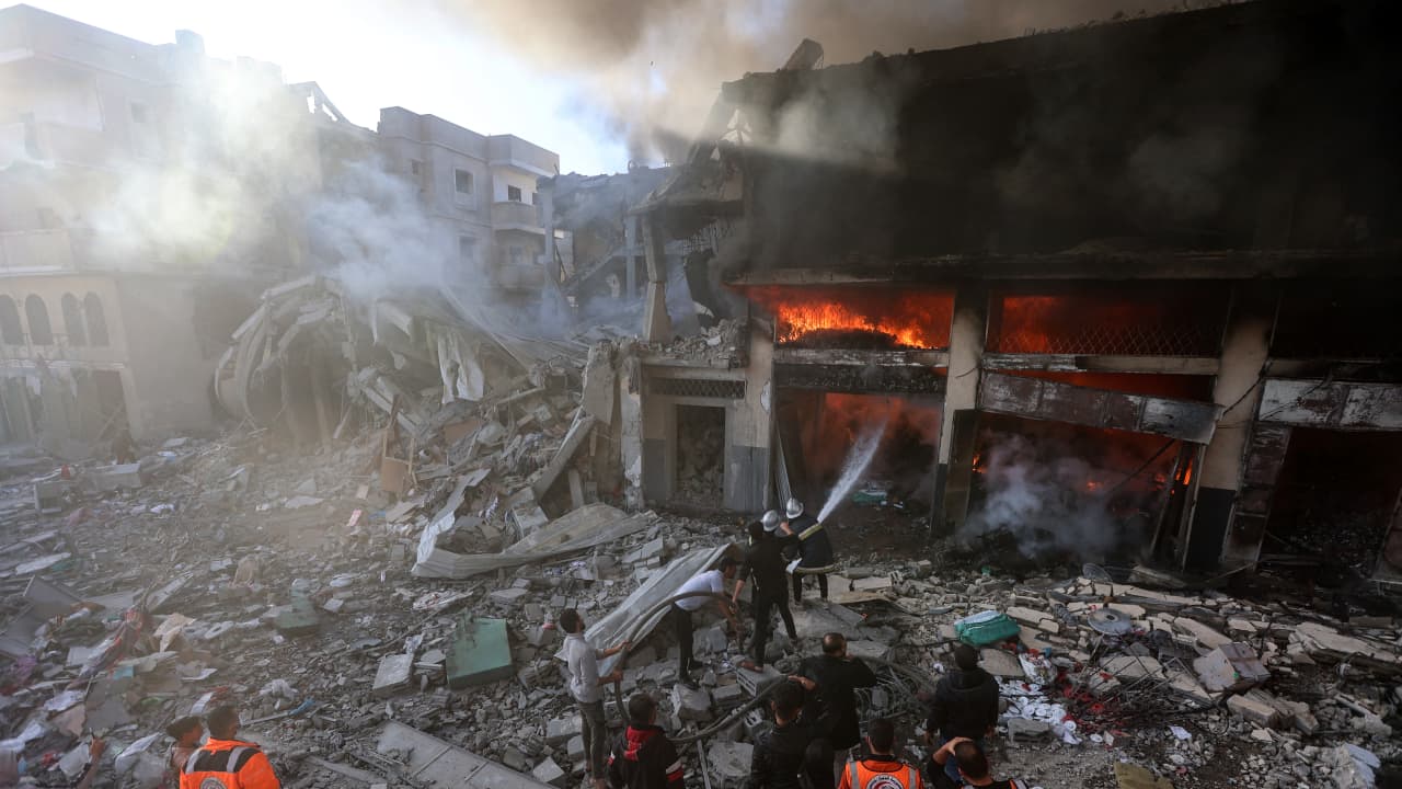 76 يوما على الحرب.. مجازر في غزة والشمال وانقطاع كامل للاتصالات