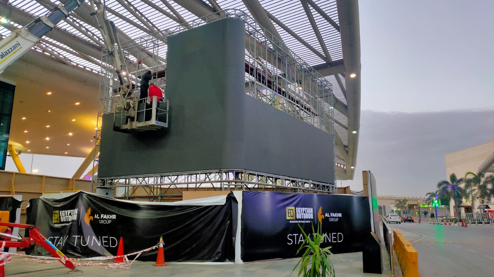 مطار القاهرة الدولي يشهد التشغيل التجريبي لأول شاشة إعلانات ثلاثية الأبعاد في مصر