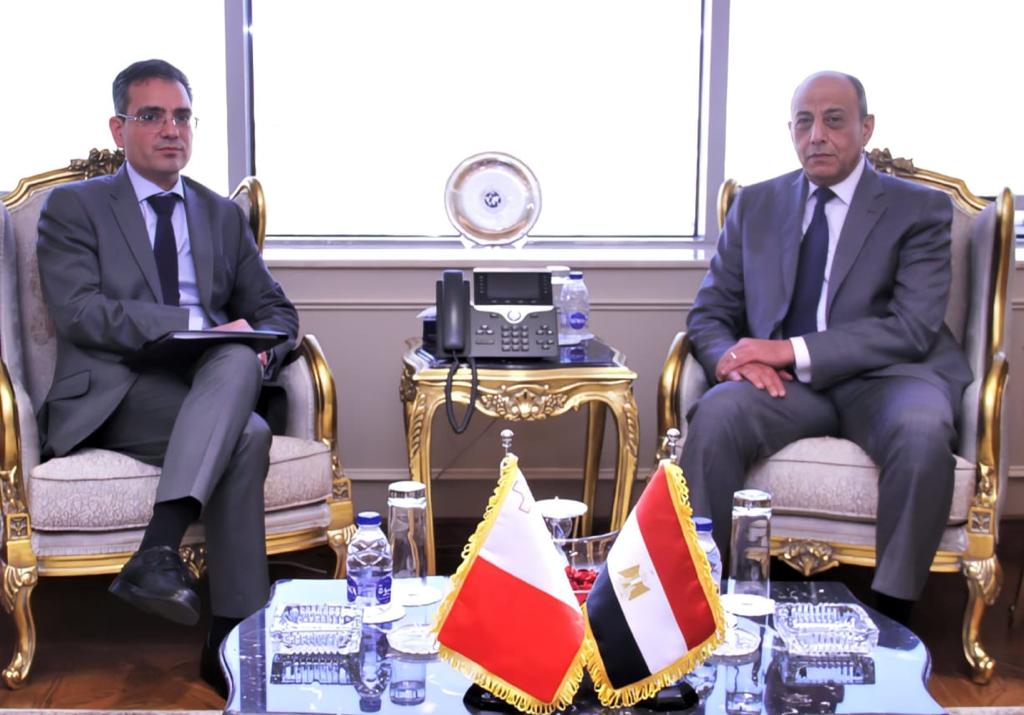 وزير الطيران المدني يبحث مع سفير جمهورية مالطا عدد من الموضوعات ذات الاهتمام المشترك فى مجال النقل الجوى