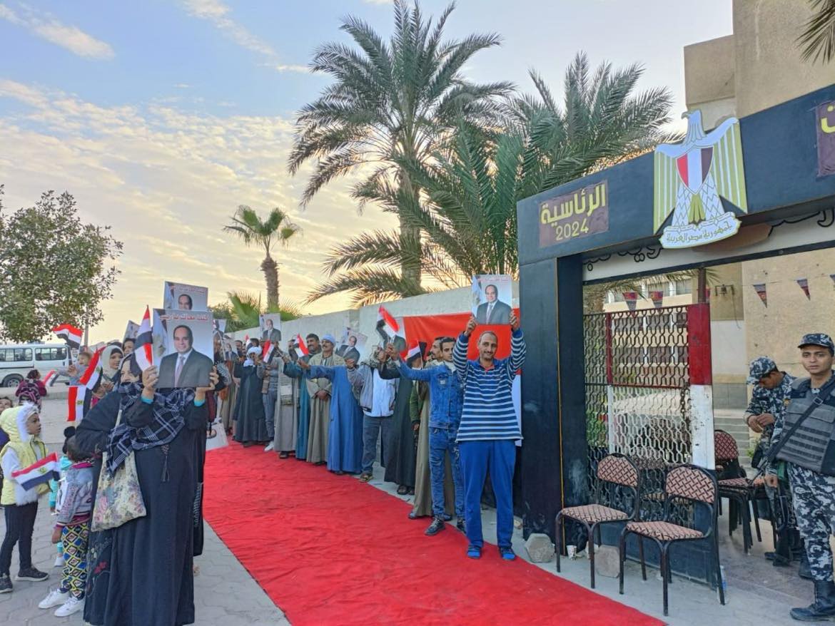 توافد المواطنيين على المقار الانتخابية بالقاهرة قبل بدء التصويت (صور)