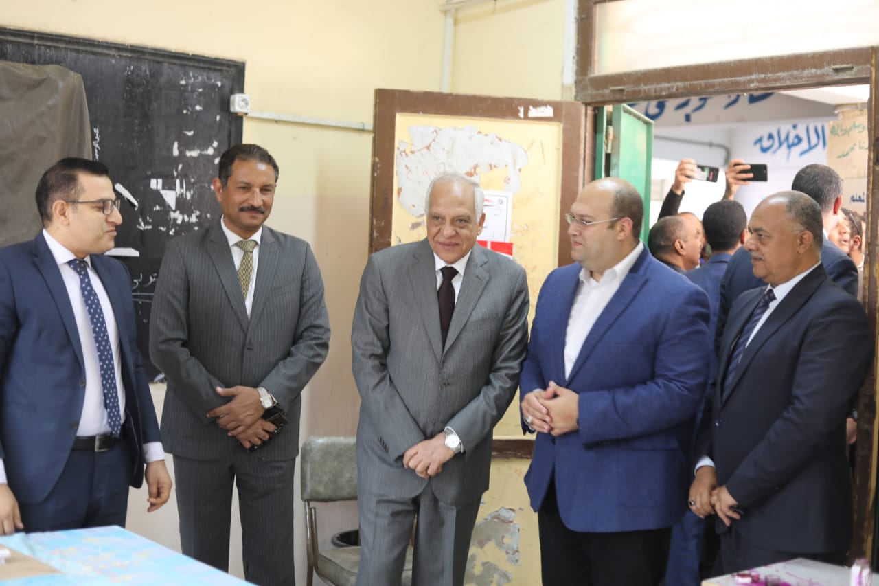 جولة لمحافظ الجيزة بمقار اللجان الانتخابية بإمبابة والمنيرة والوراق وأوسيم