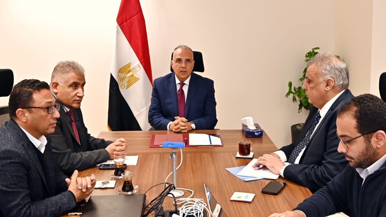 وزير الري يتابع مراجعة موقف المعدات الخاصة بإدارة الأزمات والطوارئ