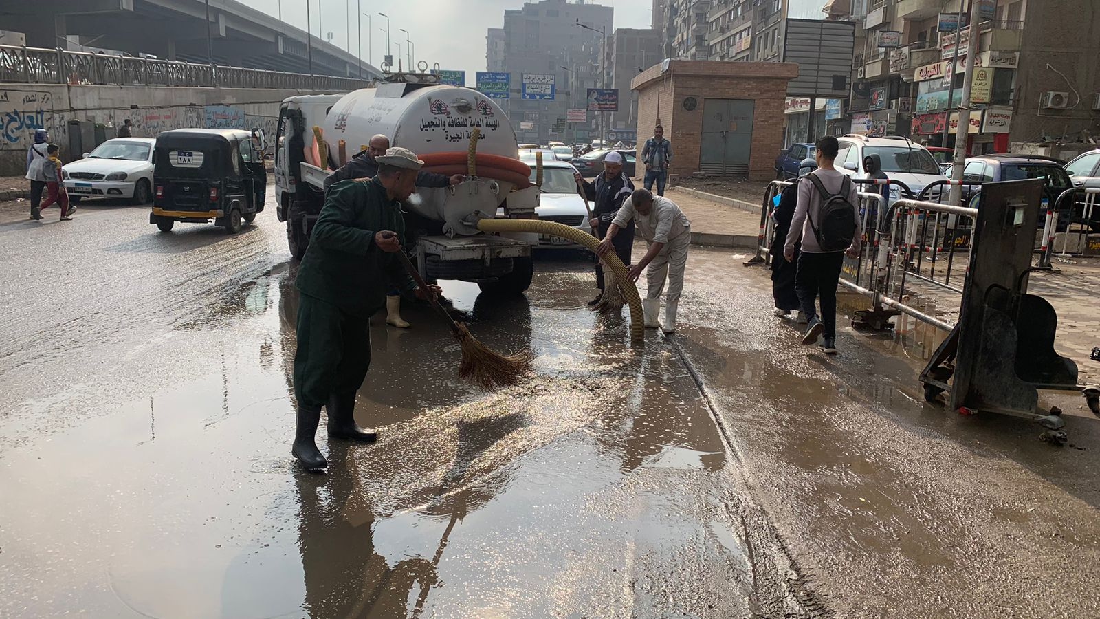 محافظ الجيزة يتابع جهود رفع اثار الأمطارلتيسير حركة المواطنين