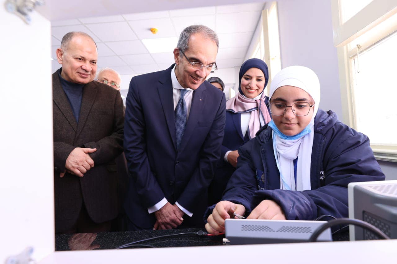 وزير الاتصالات يزور شركتى برمجيات تصدران خدماتهما للخارج انطلاقا من أسيوط