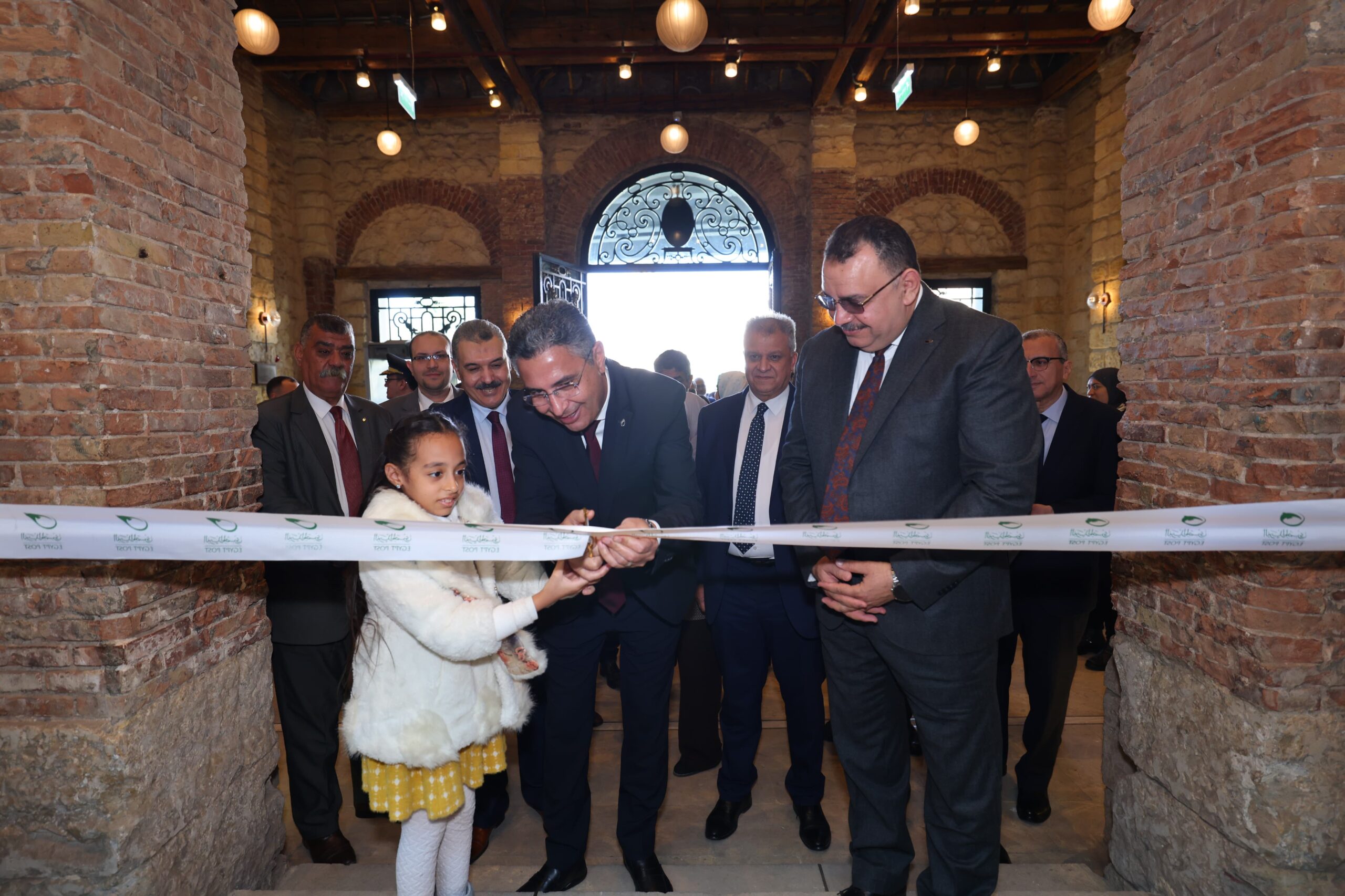 رئيس البريد المصري يفتتح “المعرض العربي للطوابع”