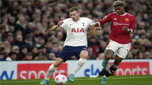 مانشستر يونايتد يسعى لاستعادة بريقه أمام توتنهام في قمة الدوري الإنجليزي