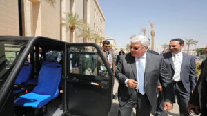 وزير التعليم العالي يجتمع بفريق عمل السيارة الكهربائية لمتابعة تنفيذ التصنيع