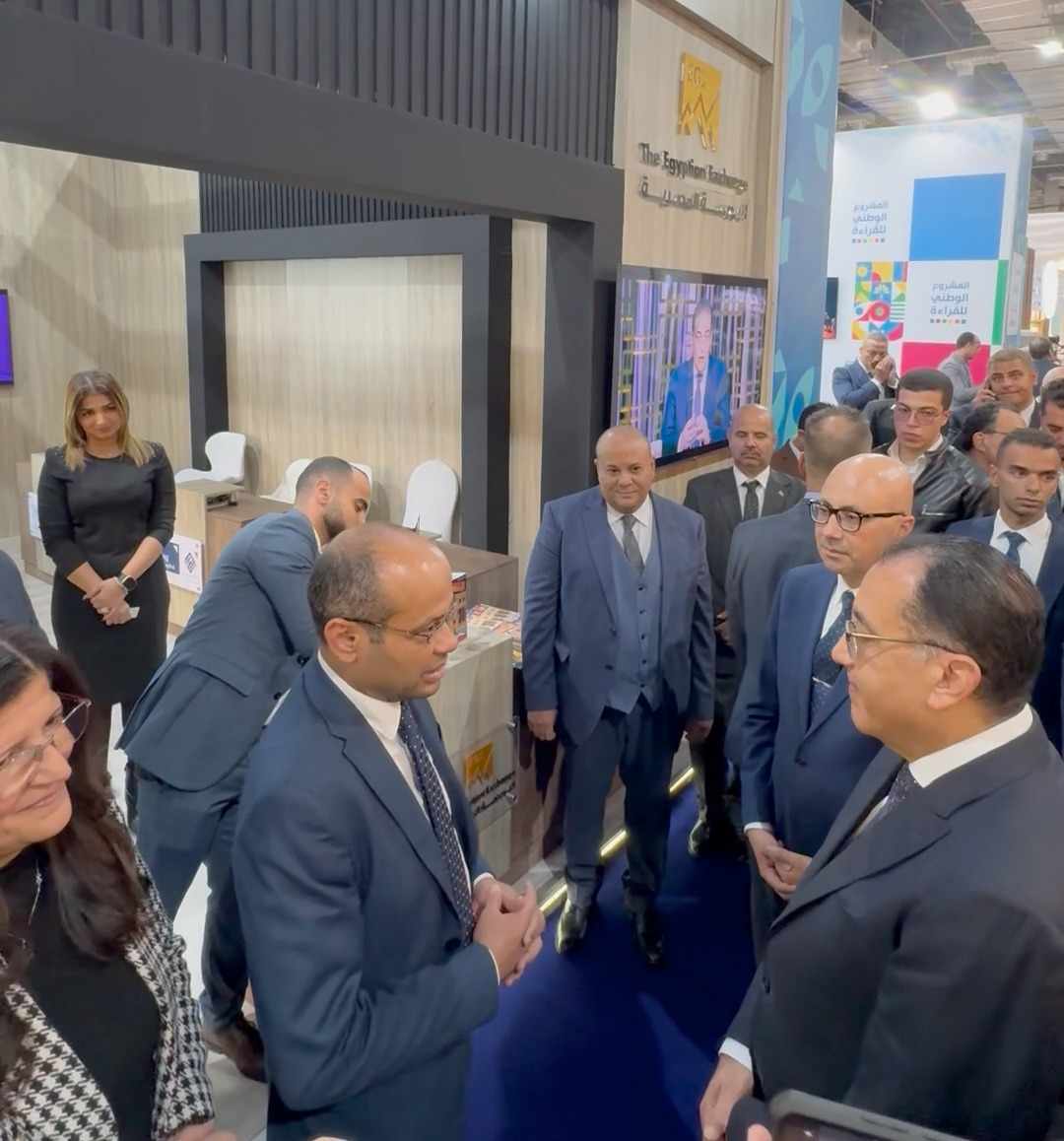 رئيس مجلس الوزراء يتفقد جناح البورصة المصرية خلال افتتاح معرض القاهرة الدولي للكتاب