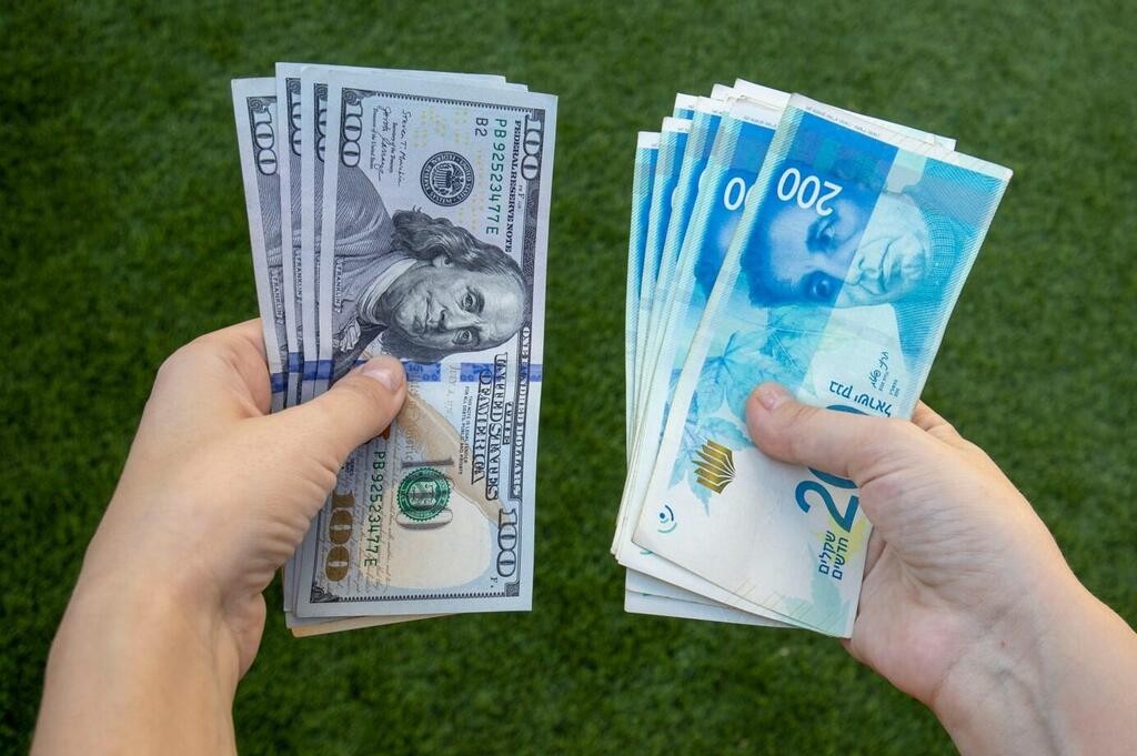 خفض تصنيف إسرائيل قريبًا.. الشيكل يواصل الانهيار جراء الحرب على غزة