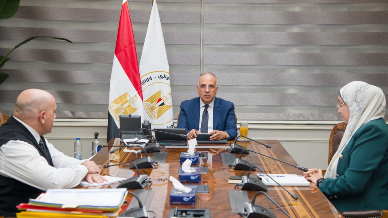 وزير الري يتابع إجراءات التواصل لحسم شكاوى المواطنين
